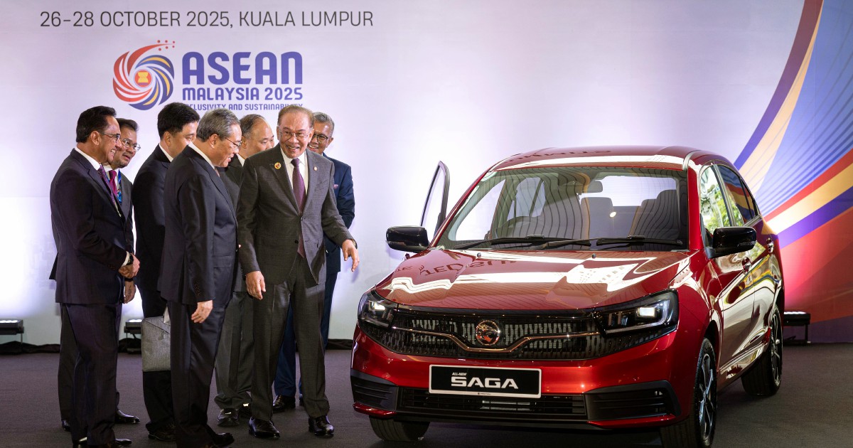Anwar, Li Qiang view all-new Proton Saga, Proton e.MAS 5