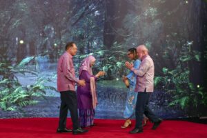 Anwar, Wan Azizah host Asean leaders, spouses at gala dinner