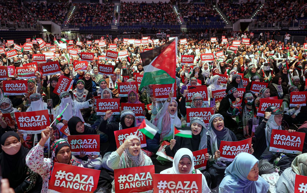 Anwar arrives at Axiata Arena for rally in solidarity with Gaza