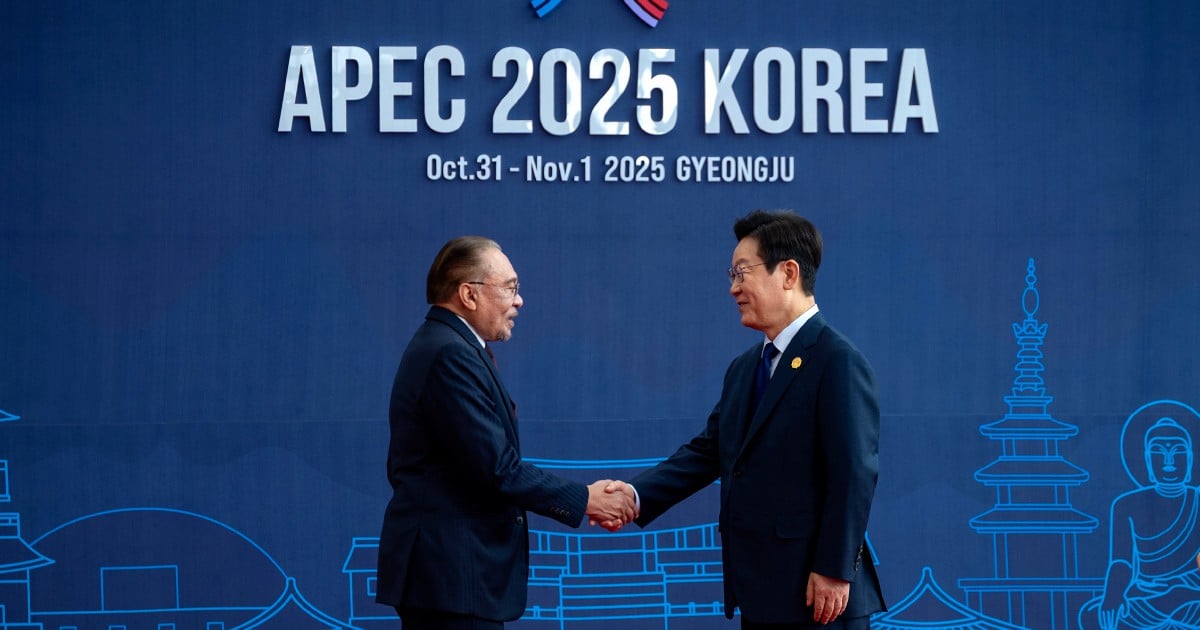 Anwar brushes aside Mahathir's suggestion Malaysia surrendered freedom in US deal