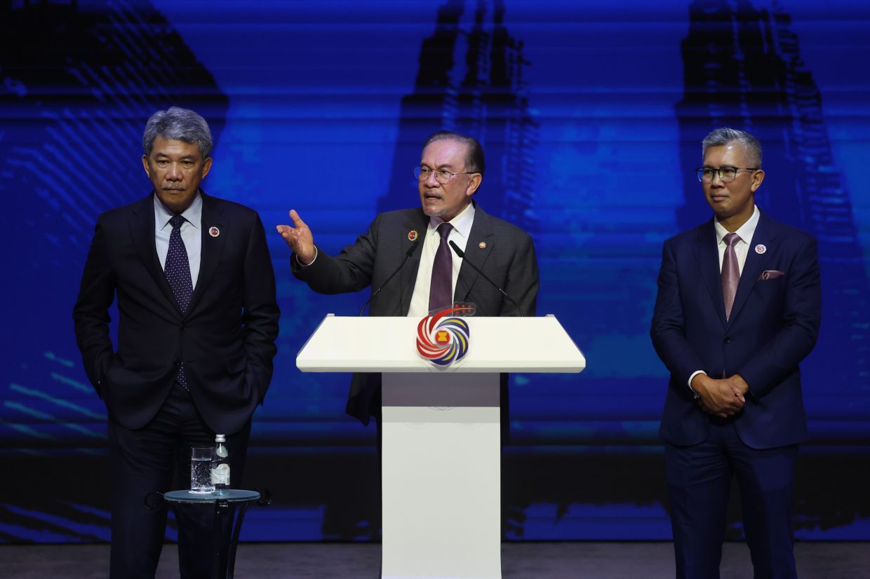 Anwar slams opposition for politicising key issues at Asean Summit