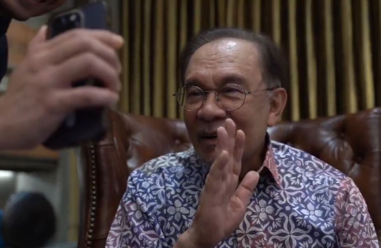 Anwar speaks with nine Malaysians on third Gaza flotilla mission