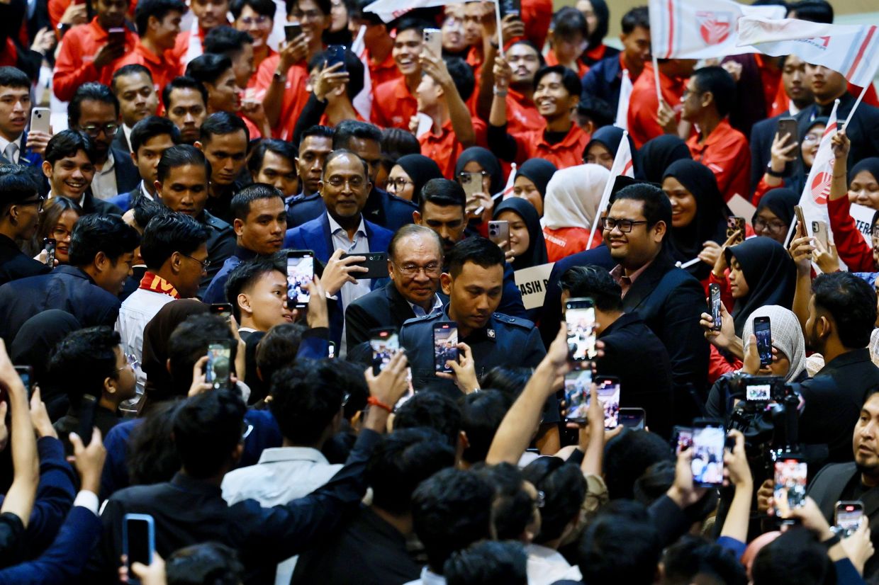 Anwar urges youths to lead anti-corruption drive