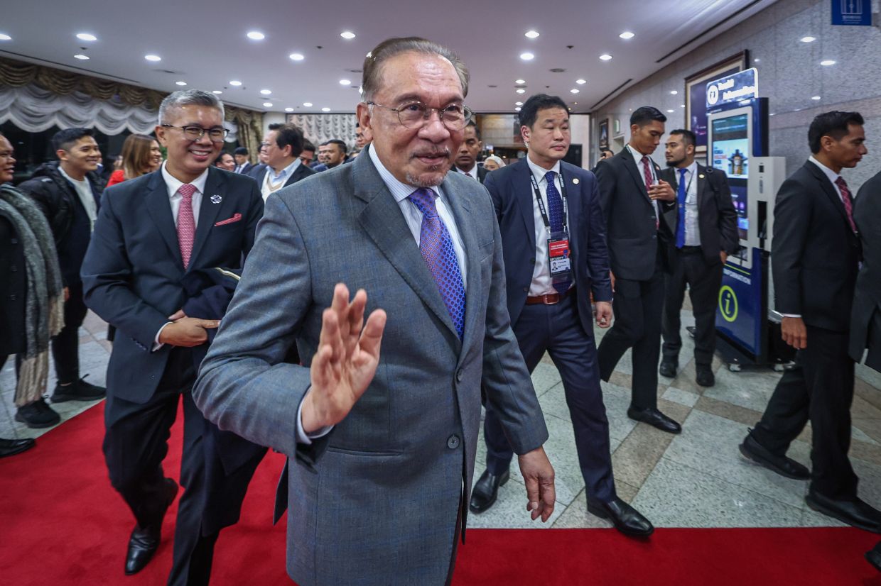 Balanced approach positions Malaysia as bridge between economic blocs, says Anwar
