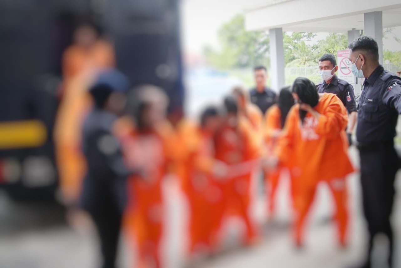 Bapa ayam, pemilik premis dan empat pekerja seks direman