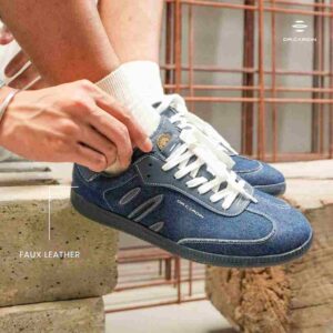 Bergaya dengan kasut denim