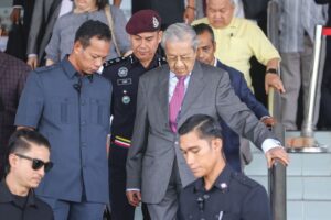 Dr. Mahathir mahu tuduhan seleweng wang negara dibuktikan
