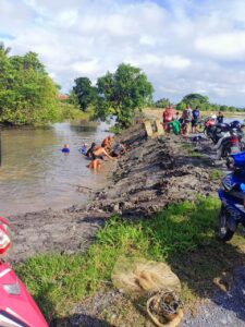 Dua sahabat mati lemas ketika bermain di tali air