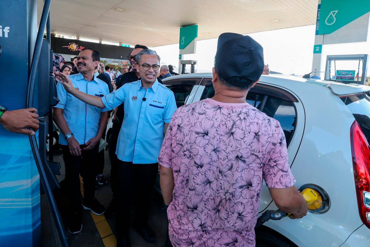 Fahmi tinjau pelaksanaan BUDI95 di Kota Kinabalu, kumpul maklum balas