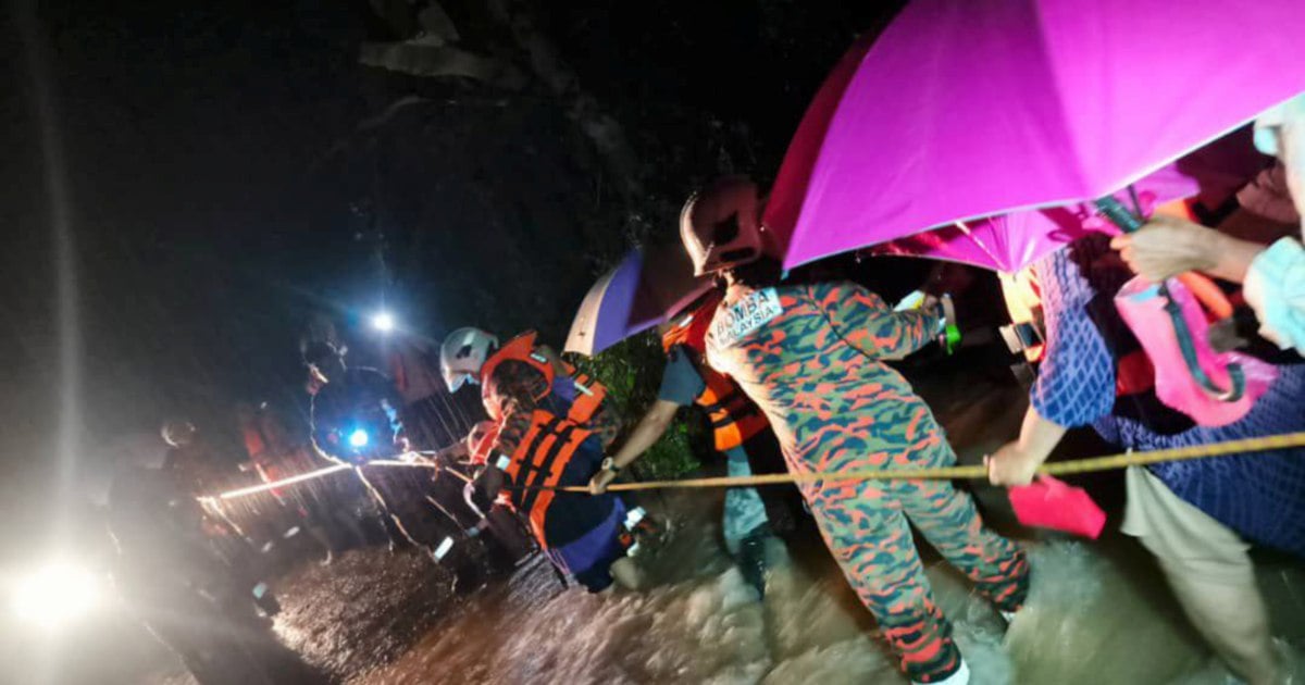 Family of eight rescued from flooded orchard in Kedah