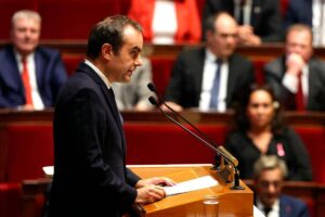 French PM faces parliament in high-stakes political crisis speech