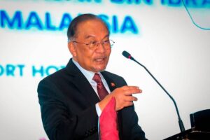 Future-ready civil service needs leaders with integrity and courage for reform, says Anwar