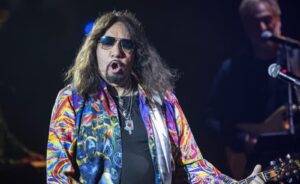 Gitaris KISS meninggal dunia