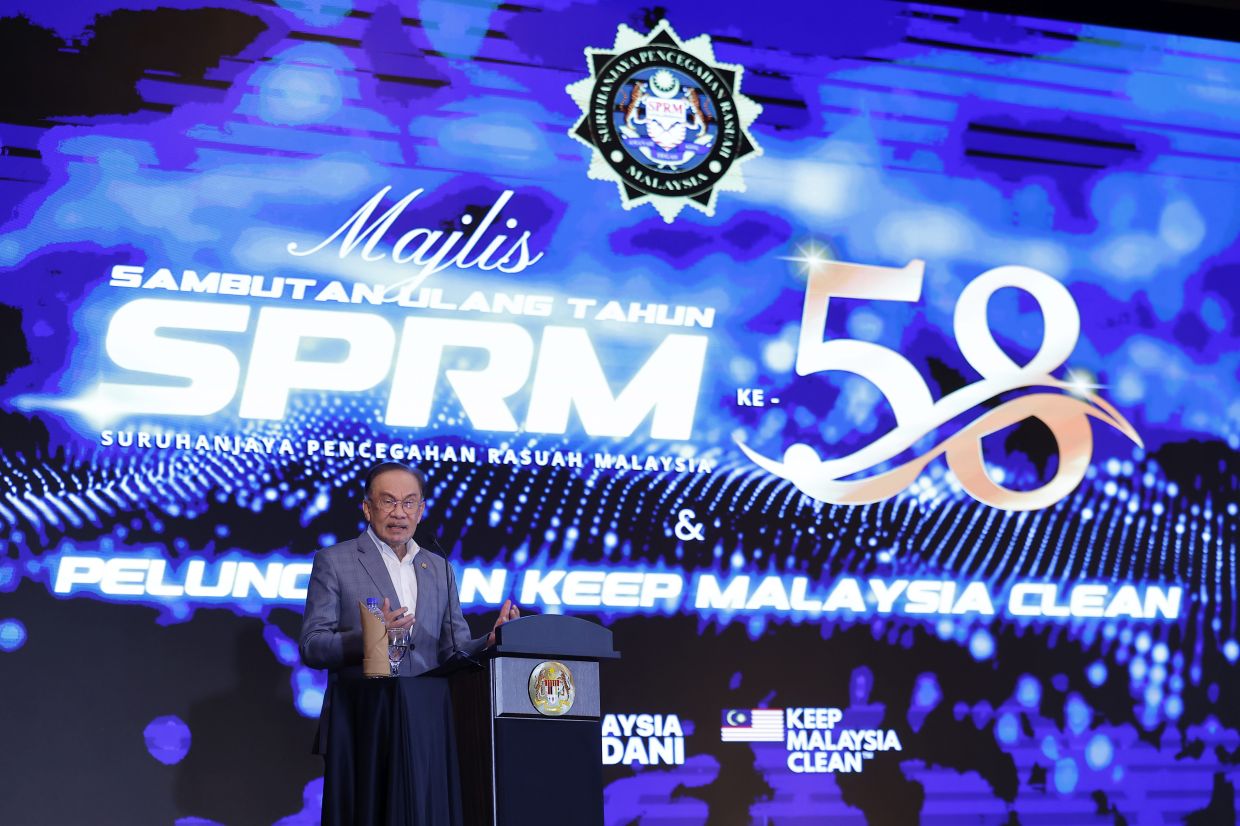 Go all out, even against the biggest of fishes, Anwar hails MACC