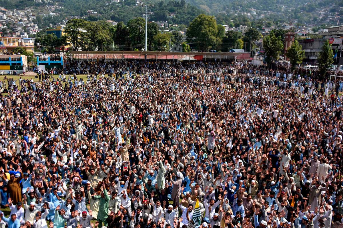 Government, protesters reach deal to end unrest in Pakistan's Kashmir