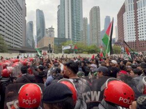 Himpunan tegang, tolak menolak, baling telur 
