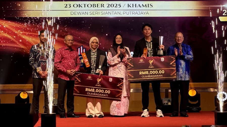 Hoe Yean (dua dari kanan) bersama Ariana (dua dari kiri) ketika majlis penyampaian anugerah.