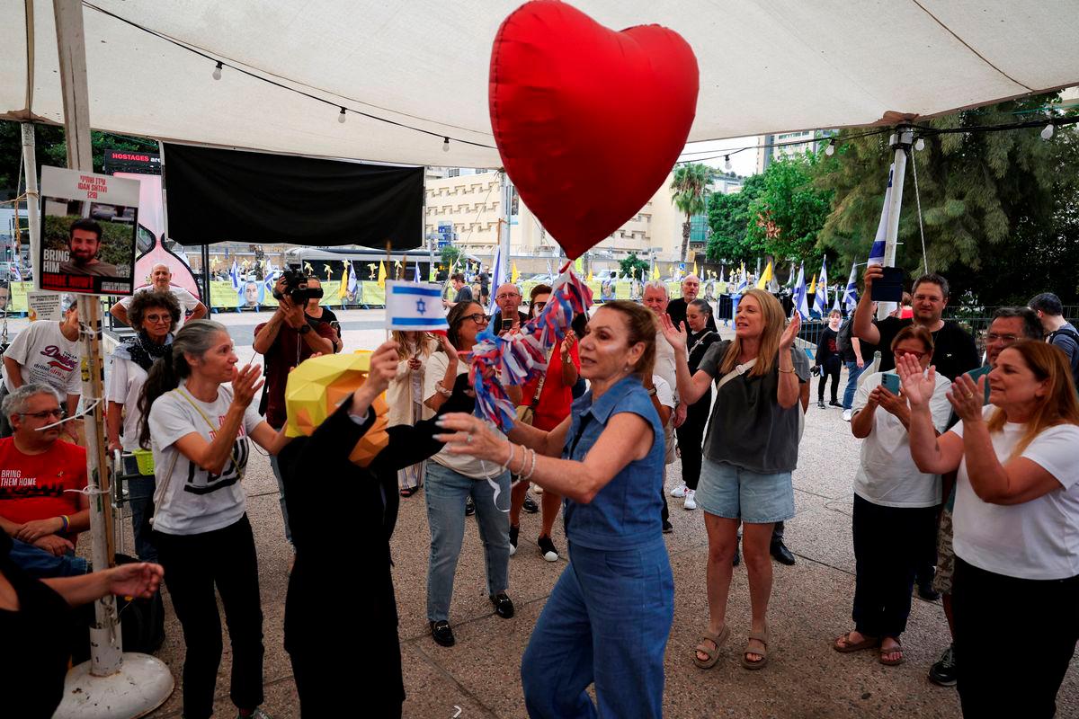Israelis, Palestinians celebrate after agreement on Gaza ceasefire and return of hostages