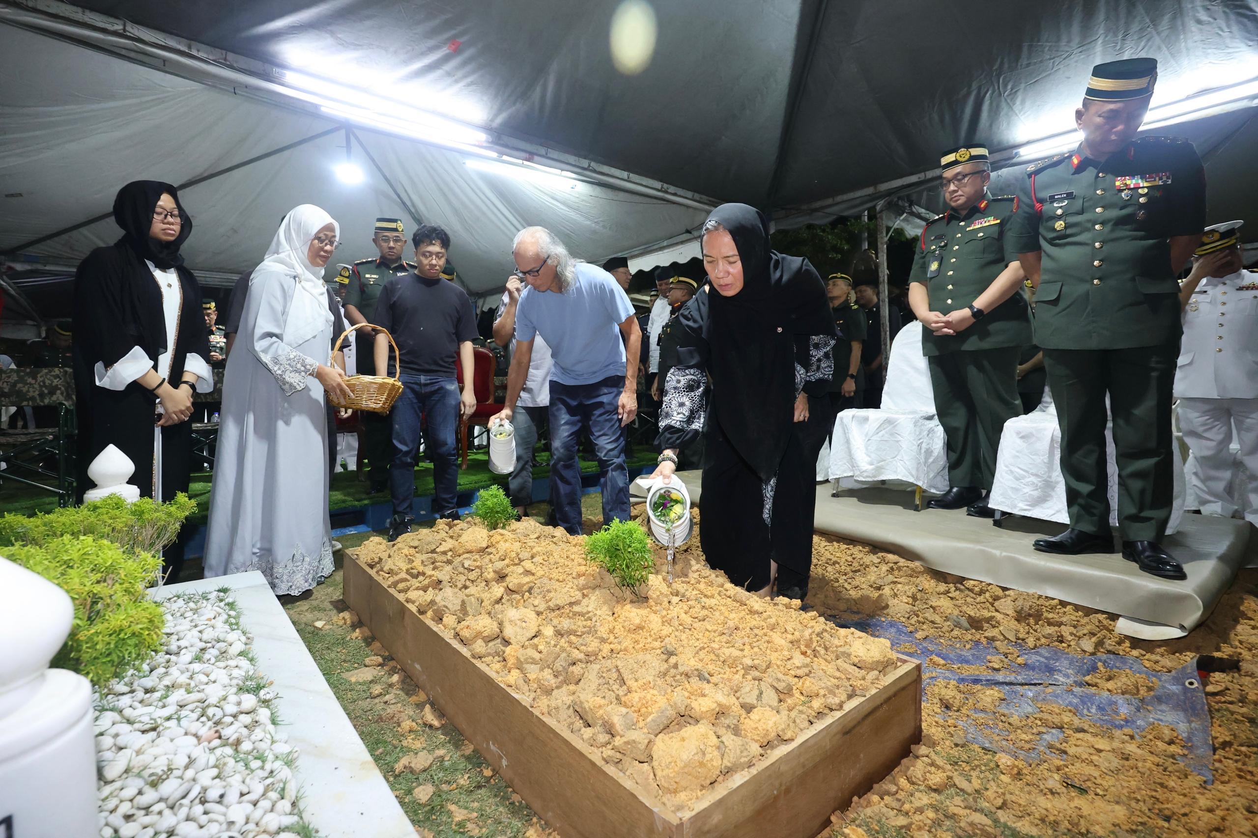 Jenazah bekas panglima selamat dikebumi
