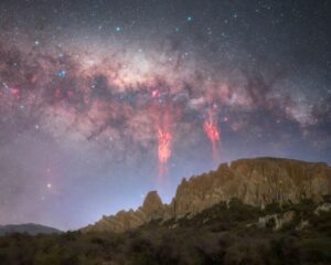 Jurugambar teruja rakam 'kilat merah' di New Zealand