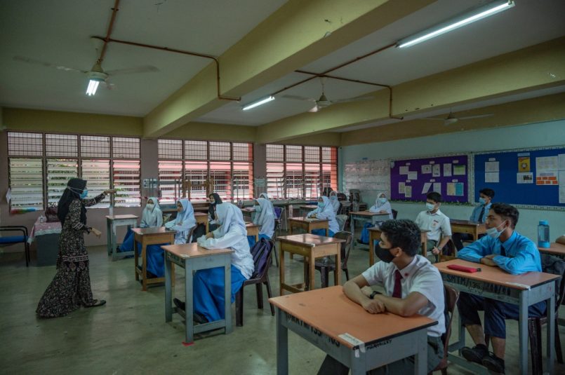 KPM Akan Keluar Garis Panduan Larangan Penggunaan Telefon Pintar Di Sekolah Bagi Murid Bawah 16 Tahun