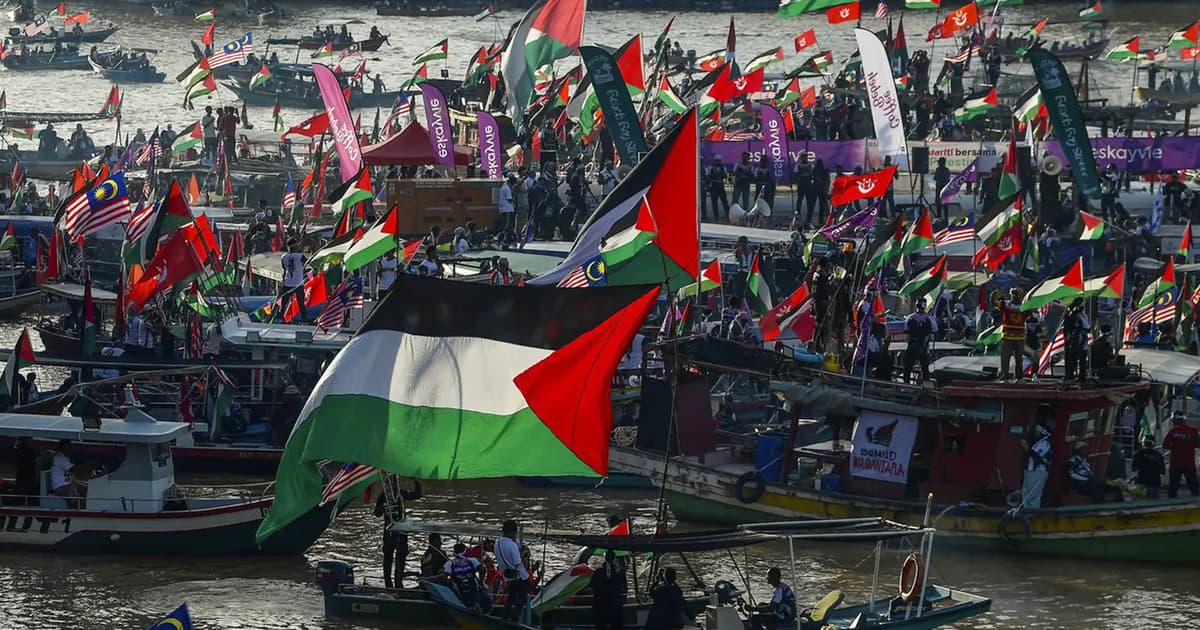 Kelantan folk put on 1,000-boat convoy for Gaza support
