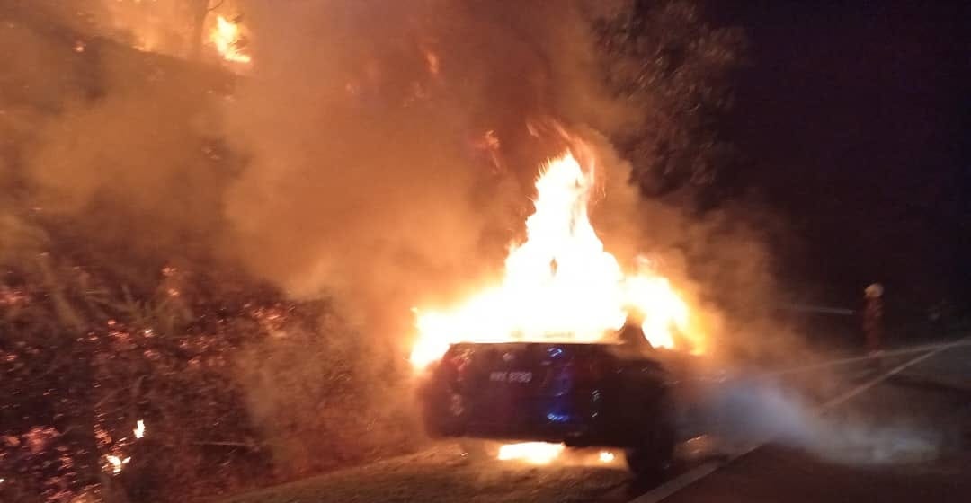 Kereta BMW musnah terbakar, api merebak ke lereng bukit