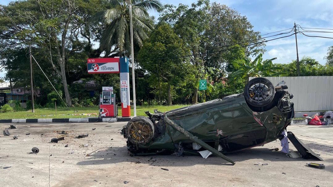 Kereta berpusing beberapa kali sebelum terbabas ke stesen minyak