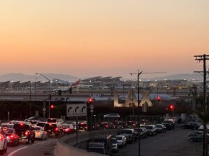 Lapangan terbang LA berfungsi tanpa kawalan trafik udara