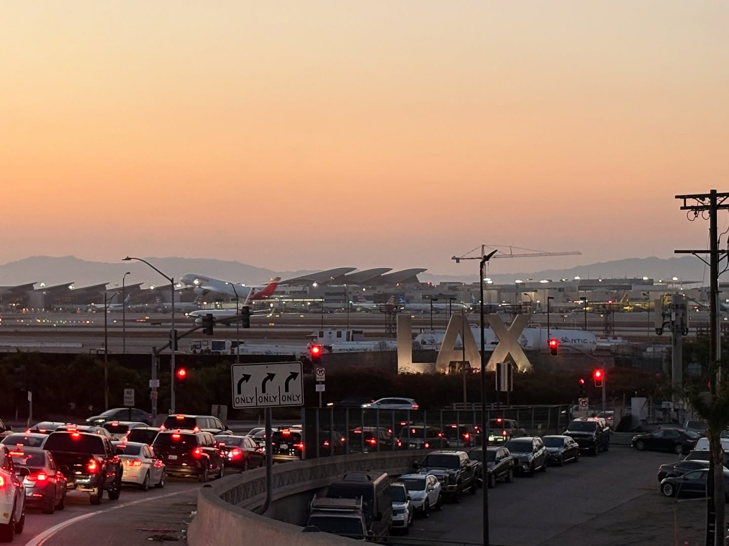 Lapangan terbang LA berfungsi tanpa kawalan trafik udara