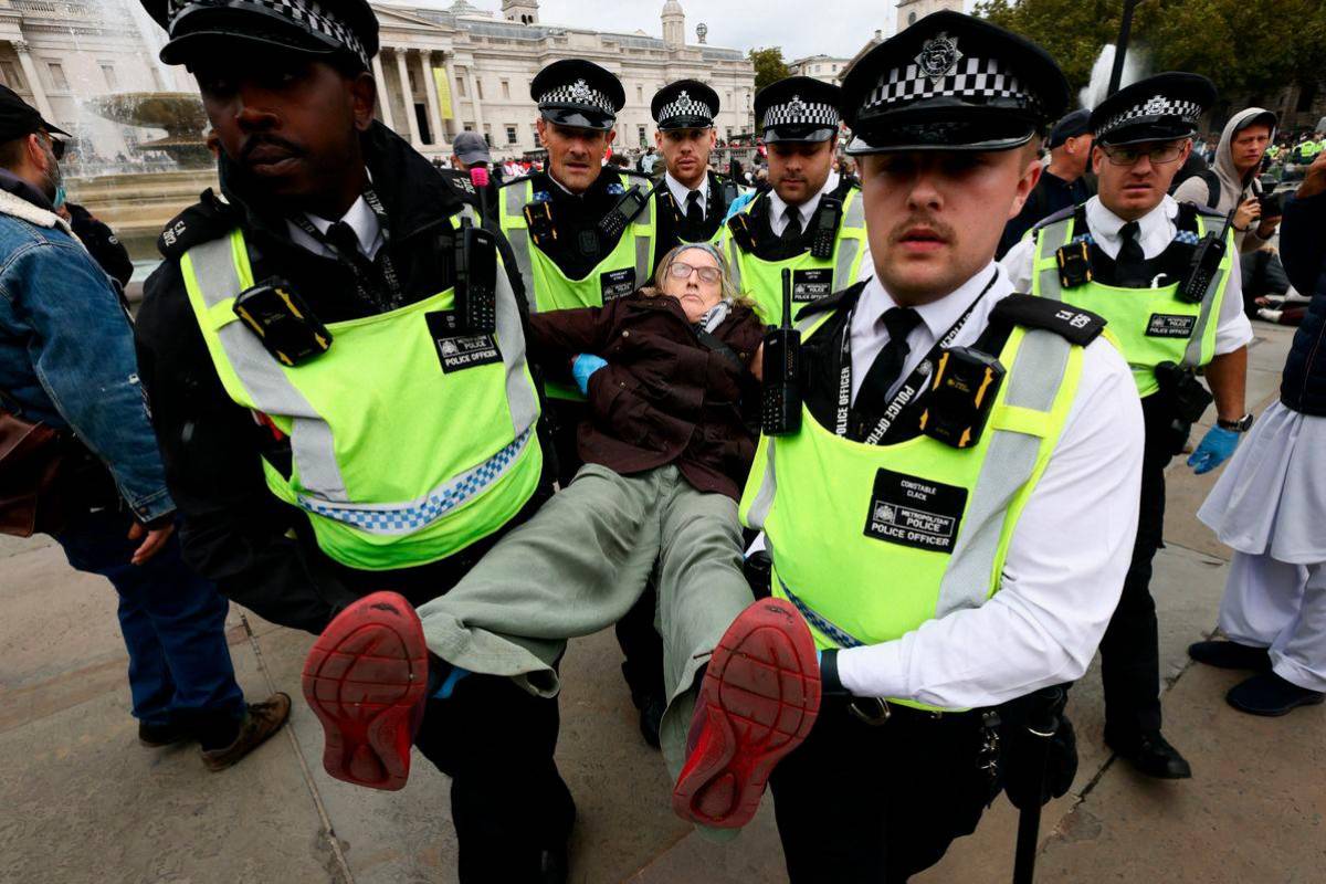 London police intervene as Palestine Action protesters gather despite synagogue attack