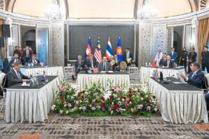 Malaysia in the middle | The Star