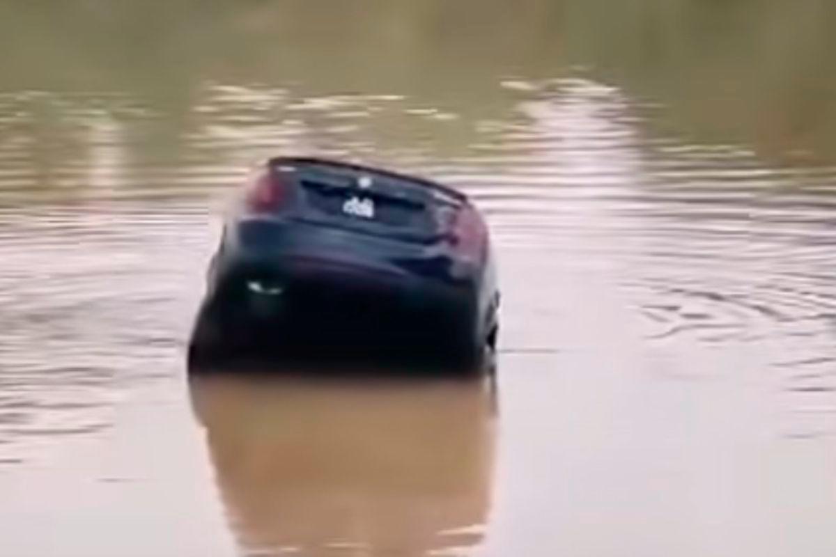 Mangsa dikhuatiri terperangkap dalam kereta terjunam ke Sungai Panchor