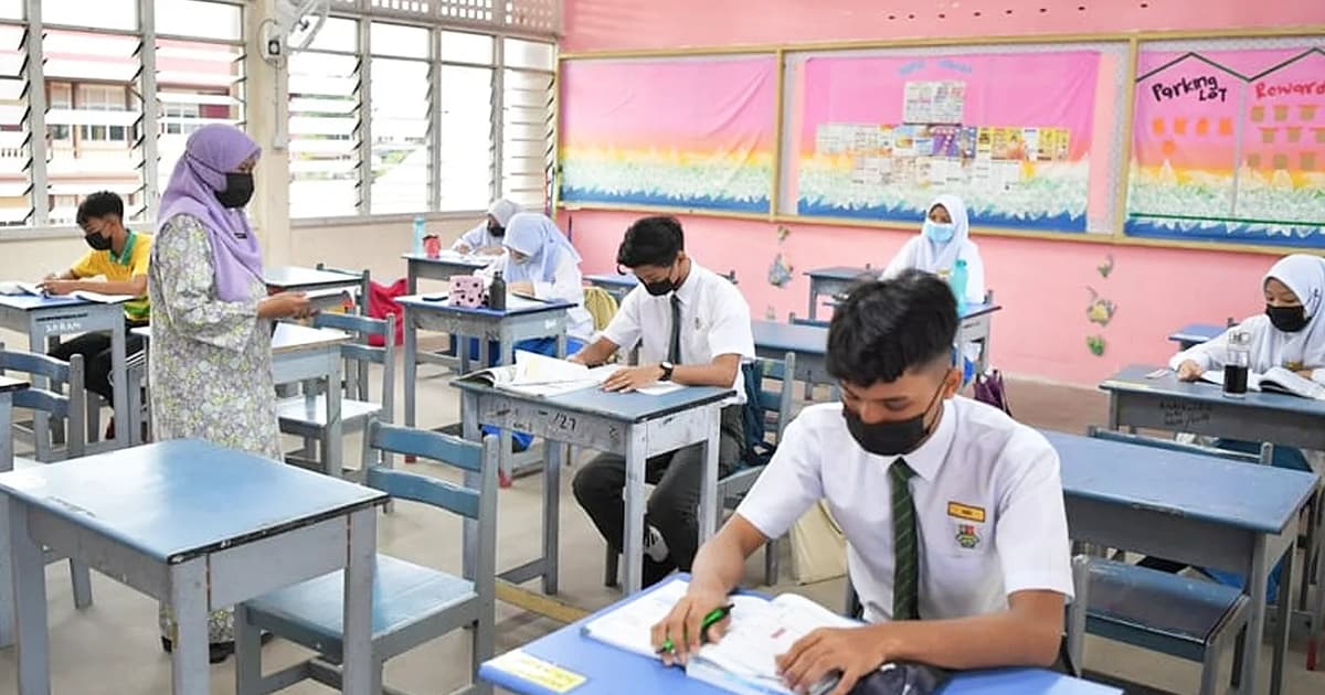 Mask up in school, urges minister after flu outbreaks