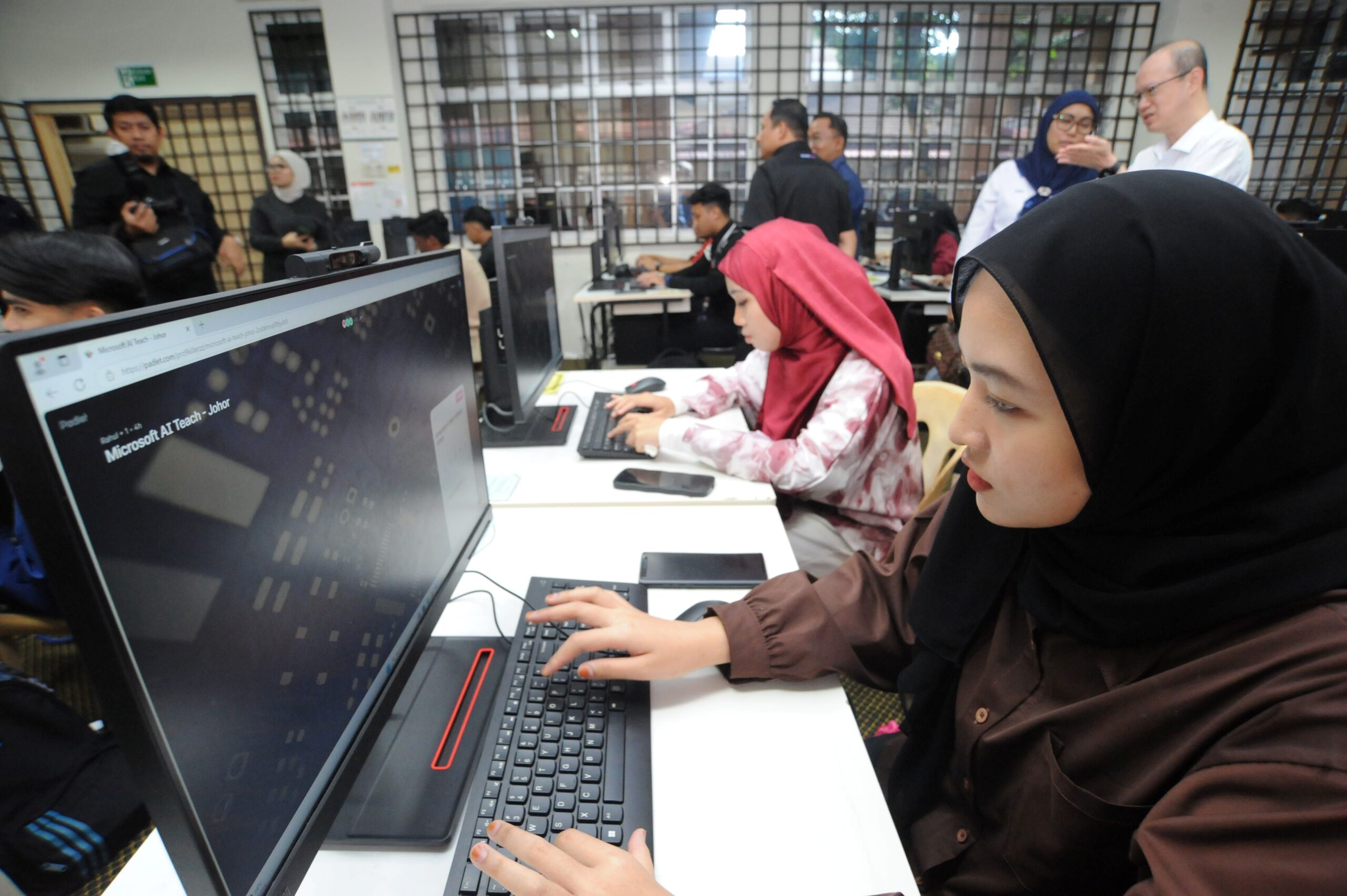 Mohon pertimbang bantuan kewangan bagi pelajar program AI
