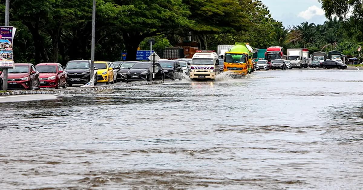 More than 4,000 flee floods in three states