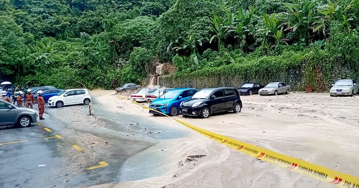 Mudslide hits supermart car park at Paya Terubong