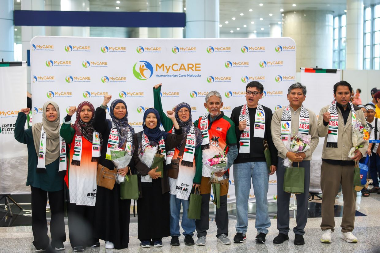 Nine Malaysians freed by Israelis get new phones, courtesy of PM