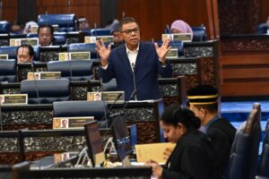 PARLIMEN: Pasangan warga asing layak mohon pas untuk kerja, tinggal secara sah