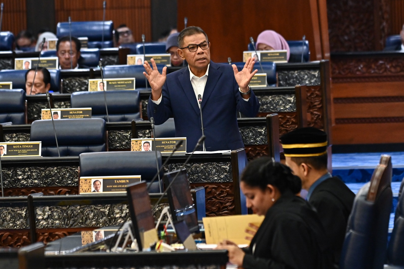PARLIMEN: Pasangan warga asing layak mohon pas untuk kerja, tinggal secara sah