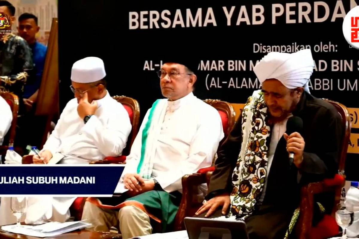 PM Anwar Attends Madani Subuh Lecture with 10,000 Congregants
