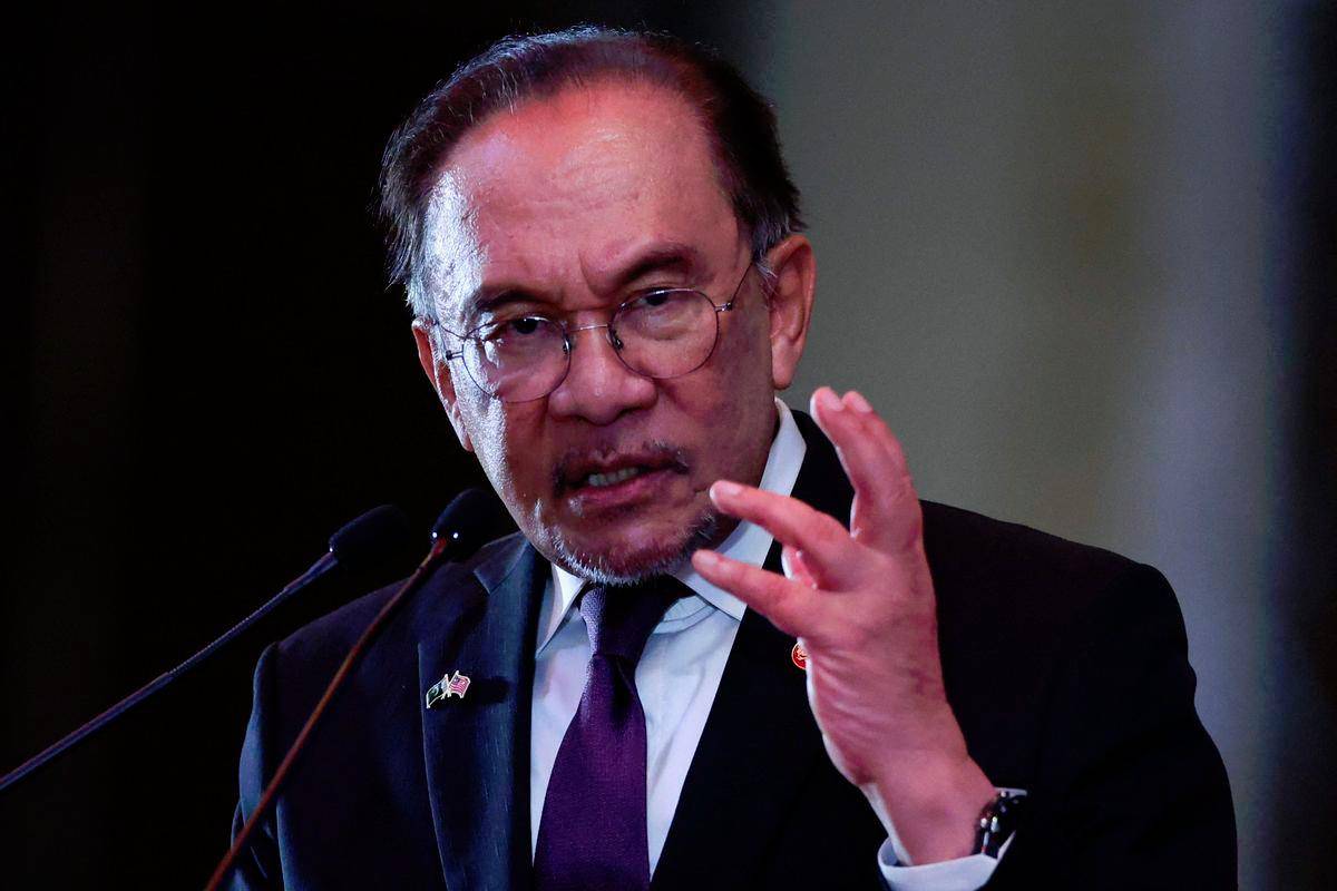 PM Anwar issues stern warning to Tiong, MOTAC over alcohol issue
