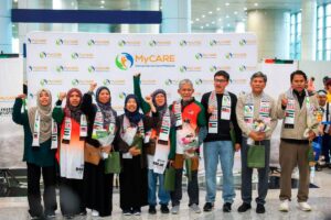 PM Anwar presents new mobile phones to nine FFC x TMTG activists