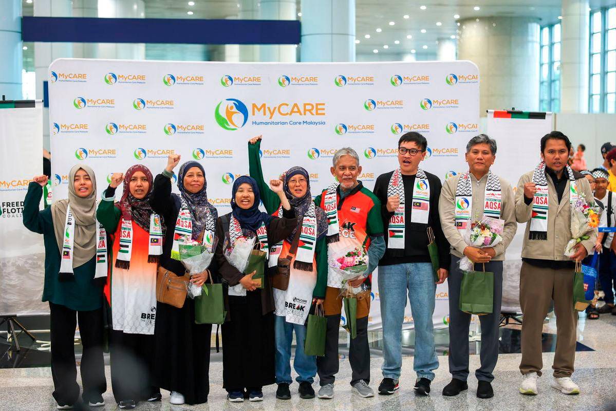 PM Anwar presents new mobile phones to nine FFC x TMTG activists