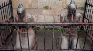 Patung pengkhianat disepak, dihina lebih 500 tahun di China