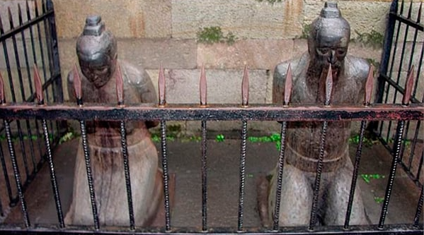 Patung pengkhianat disepak, dihina lebih 500 tahun di China