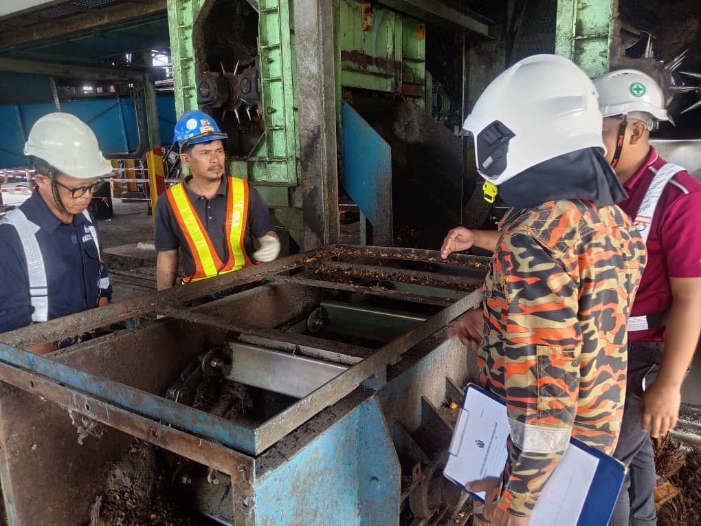 Pekerja kilang minyak kelapa sawit maut jatuh dalam mesin pengisar konveyor