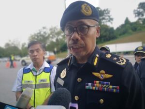 Pemandu lori buang muatan batu di elak pemeriksaan JPJ