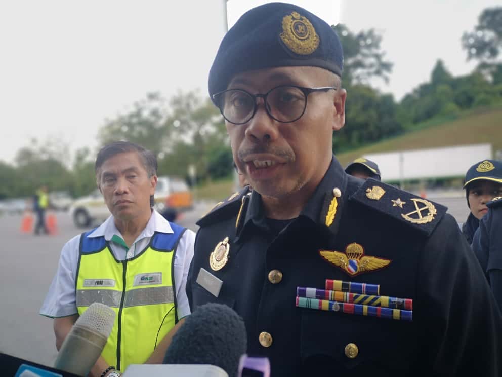 Pemandu lori buang muatan batu di elak pemeriksaan JPJ