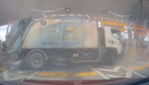 Pemandu lori warga Indonesia rempuh plaza tol diburu